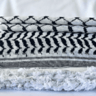 Ægte palæstinensisk kufiya fra Hirbawi i Al-Khalil / Hebron, håndlavet symbol på kultur og identitet.