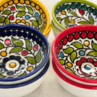 Lille håndlavet keramikskål fra Palæstina - velegnet til servering af oliven.