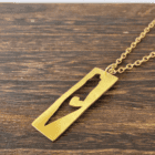 Håndskåret halskæde i messing formet som Palæstinas kort.