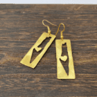 Håndskårne øreringe i messing formet som Palæstinas kort.