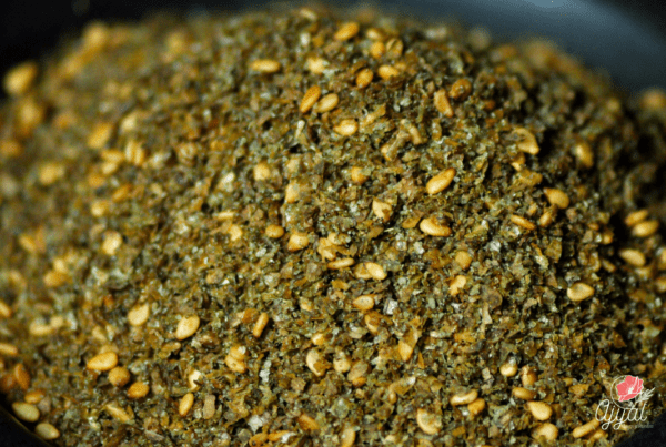 I 1977 etablerede den israelske besættelsesmagt et forbud, mod at palæstinensere anskaffede sig planten zaatar, som gror vildt i Palæstina.