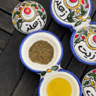 Sammensat keramikskål fra Palæstina til olivenolie og zaatar-krydderiblanding.