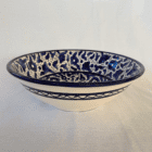 Stor, håndlavet keramikskål i royal blå – ideel til frugt eller salater.