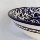 Stor, håndlavet keramikskål i royal blå – ideel til frugt eller salater.