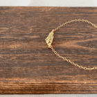 Håndlavet armbånd med digt af Mahmoud Darwish fra Palæstina