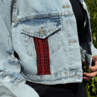 Denimjakke med tatreez fra det palæstinensiske fashionbrand Edmond's Fashion