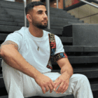 T-shirt med tatreez fra det palæstinensiske fashionbrand Edmond's Fashion