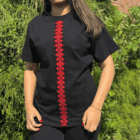 T-shirt med tatreez fra det palæstinensiske fashionbrand Edmond's Fashion