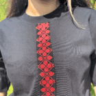 T-shirt med tatreez fra det palæstinensiske fashionbrand Edmond's Fashion