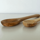 Håndlavede skeer i oliventræ fra Betlehem - en stor spiseske og en lille ske, skabt af lokalt palæstinensisk træ.