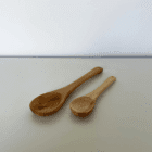 Håndlavede skeer i oliventræ fra Betlehem - en stor spiseske og en lille ske, skabt af lokalt palæstinensisk træ.