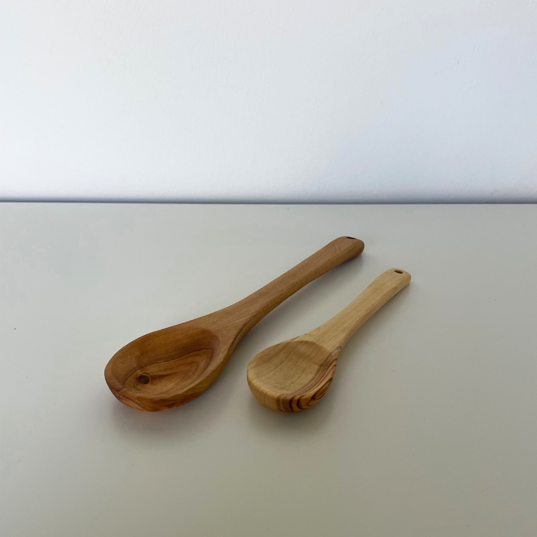 Håndlavede skeer i oliventræ fra Betlehem - en stor spiseske og en lille ske, skabt af lokalt palæstinensisk træ.