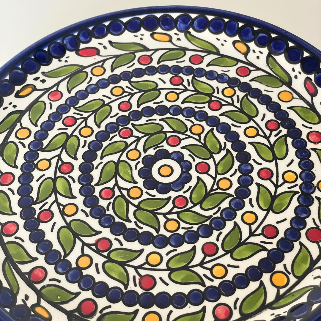 Håndlavet keramik serveringsfad fra Al-Khalil / Hebron med traditionelt palæstinensisk mønster.
